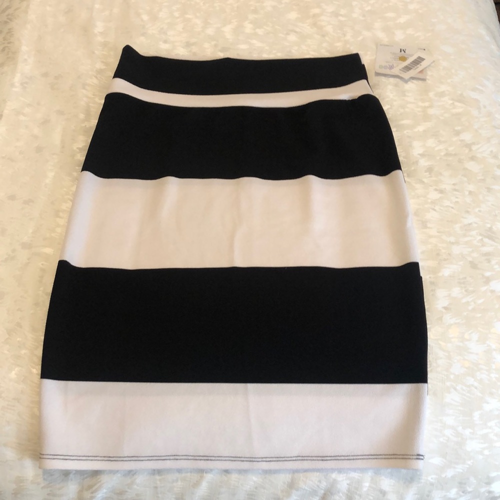 Black white pull on LuLaRoe pencil skirt. Sexy M